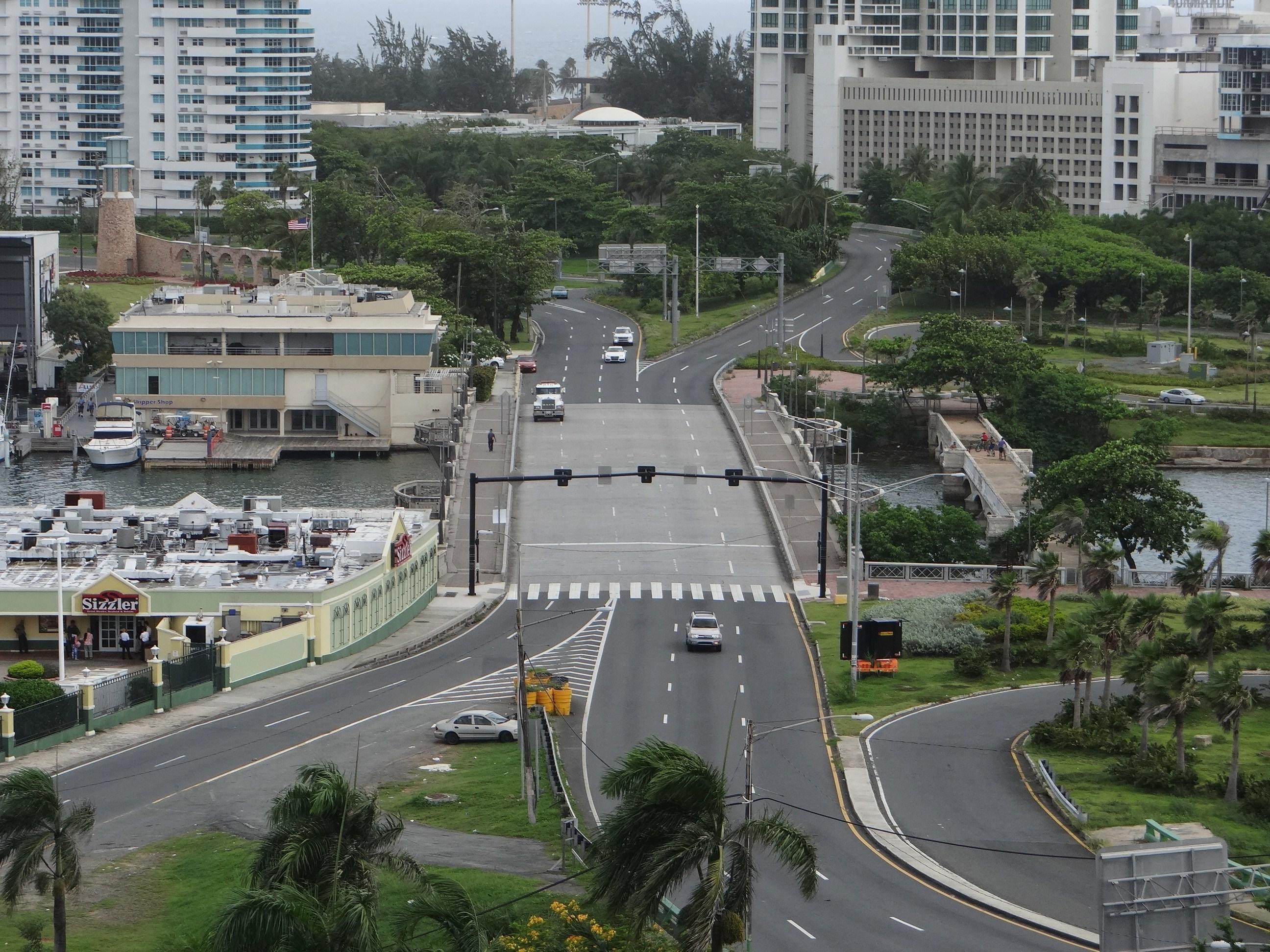 Vista desde la azotea del Edificio del Departamento de Justicia - San Juan (Miramar) - 2013 00018